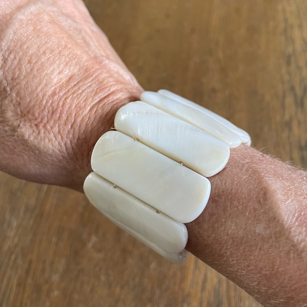 Natural Stone Seashell Capsul Shape Stone Stretchable Wrist Band